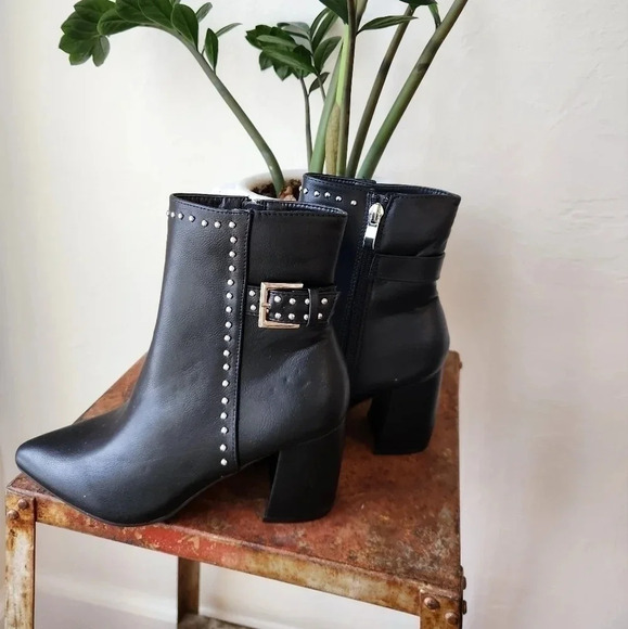 NWOT || OLIVIA + KATE || Rachel black, block booties, heels, vegan, size 6 - Picture 2 of 6